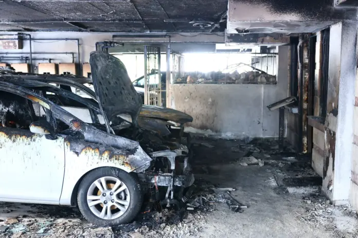 Καμένα αυτοκίνητα από την τρομοκρατική επίθεση στη Θεσσαλονίκη