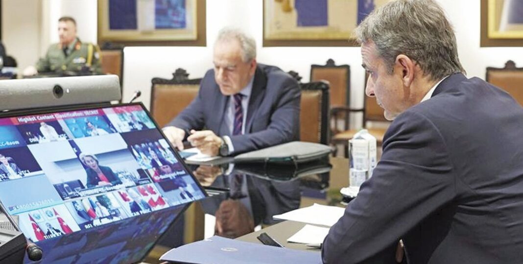 Οι κύριοι Μητσοτάκης και Ντόκος σε περσινή τηλεδιάσκεψη για την Ουκρανία (με αυθεντικούς συνομιλητές)