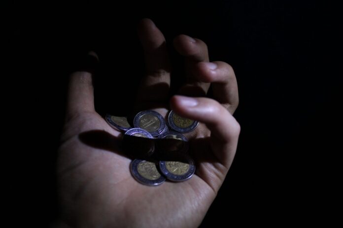 blasfemia8145-coins-5982775 Νομίσματα ευρώ πάνω σε παλάμη