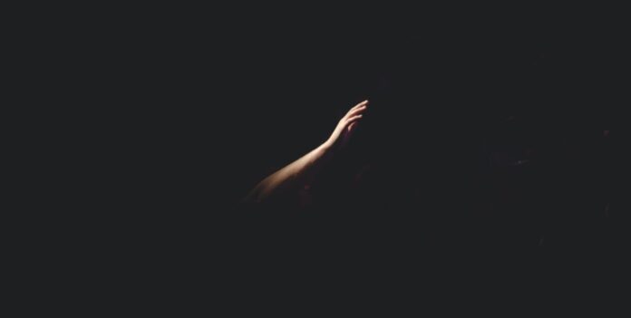 cherry-laithang-NmPpz1jA_JE-unsplash (2) Χέρι σε μαύρο φόντο