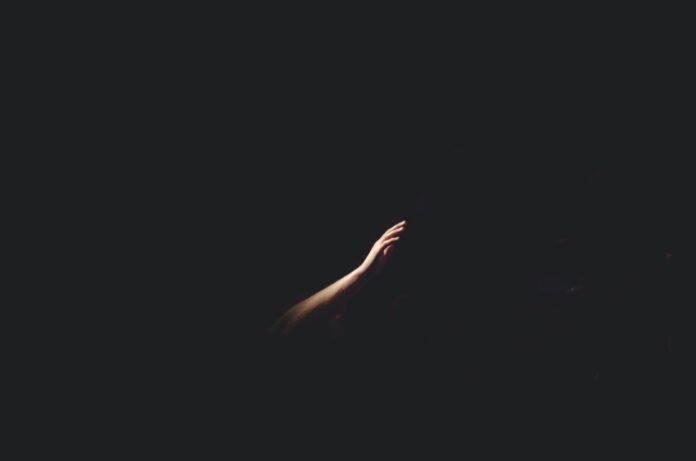 cherry-laithang-NmPpz1jA_JE-unsplash (2) Χέρι σε μαύρο φόντο