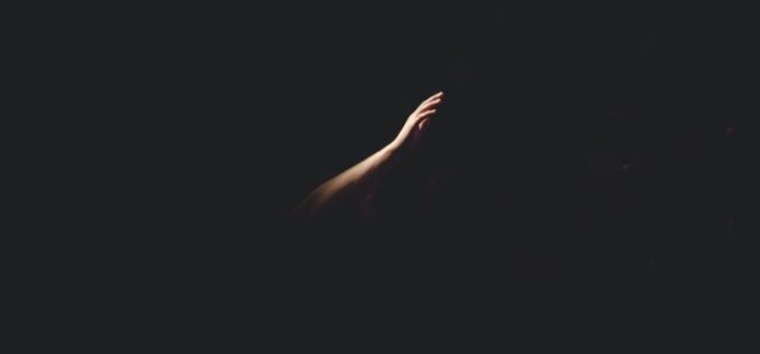 cherry-laithang-NmPpz1jA_JE-unsplash (3) Στιγμιότυπο με χέρι σε μαύρο φόντο