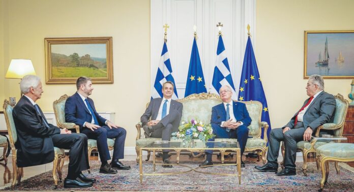 Στιγμιότυπο από τη δεξίωση για τα 52α γενέθλια από την αποκατάσταση της δημοκρατίας