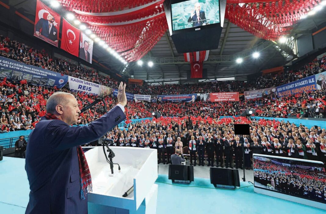 Ο Ταγίπ Ερντογάν χειροκροτείται