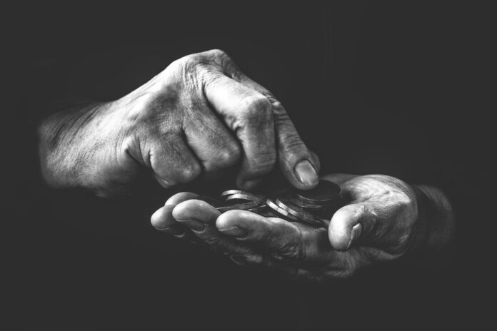 frantisek_krejci-poverty-4561704 (2) Εικόνα με άνδρα που μετράει νομίσματα