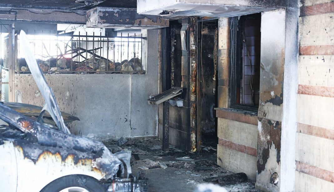 Καμένη είσοδος πολυκατοικίας από την τρομοκρατική επίθεση στη Θεσσαλονίκη