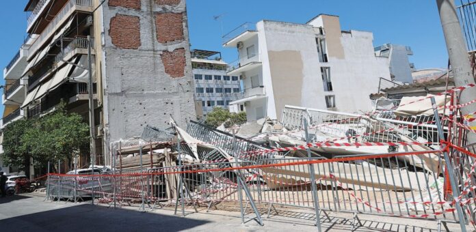 Η πολυκατοικία που κατέρρευσε στα Πετράλωνα