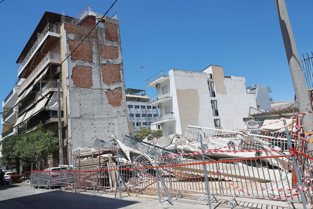 Η πολυκατοικία που κατέρρευσε στα Πετράλωνα