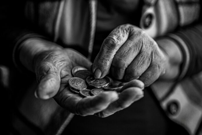 Συνταξιούχος μετράει κέρματα