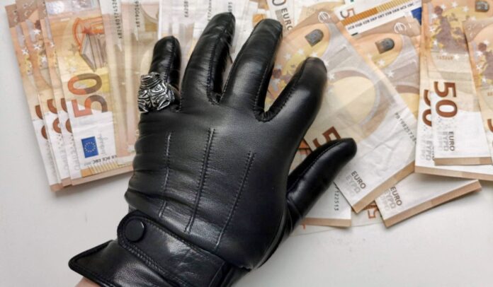 leo2014-gloves-4762177 Εικονογράφημα με χέρι με γάντι πάνω σε ευρώ