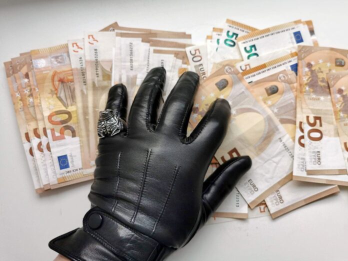 leo2014-gloves-4762177 Εικονογράφημα με χέρι με γάντι πάνω σε ευρώ