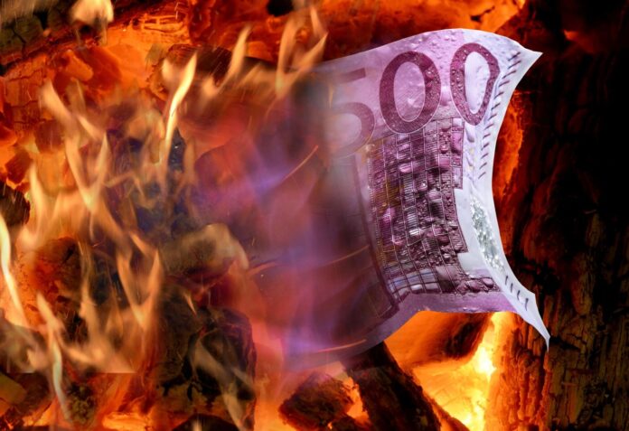 Χαρτονόμισμα των 500 ευρώ καίγεται