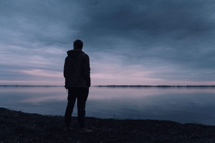 lukas-rychvalsky-o0GhPKxe5GM-unsplash Σκοτεινή σιλουέτα άνδρα μπροστά σε λίμνη