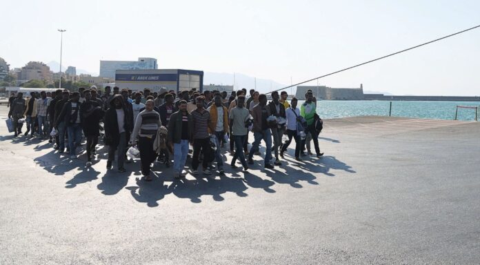 metanastes18 Μετανάστες περπατάνε σε προκυμαία