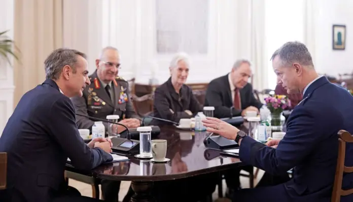 Ο Κυριάκος Μητσοτάκης με τον SACEUR του ΝΑΤΟ Αλέξους Γκρίνκεβιτς, στο Μαξίμου, τον περασμένο Φεβρουάριο