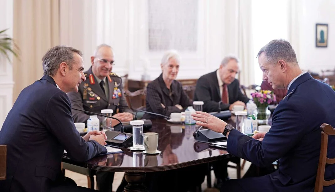 Ο Κυριάκος Μητσοτάκης με τον SACEUR του ΝΑΤΟ Αλέξους Γκρίνκεβιτς, στο Μαξίμου, τον περασμένο Φεβρουάριο