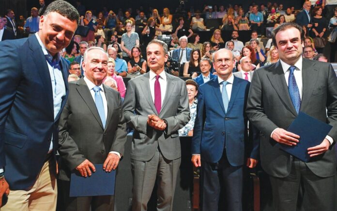 Στιγμιότυπο με τον Κυριάκο Μητσοτάκη και μέλη της κυβέρνησης
