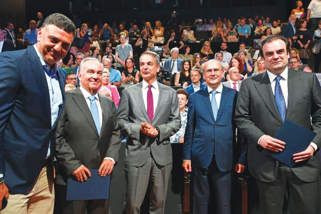 Στιγμιότυπο με τον Κυριάκο Μητσοτάκη και μέλη της κυβέρνησης