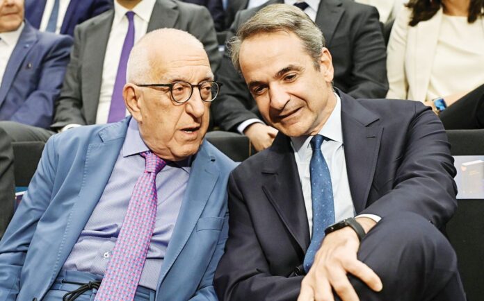 Στιγμιότυπο του Κυριάκου Μητσοτάκη με τον Νικήτα Κακλαμάνη