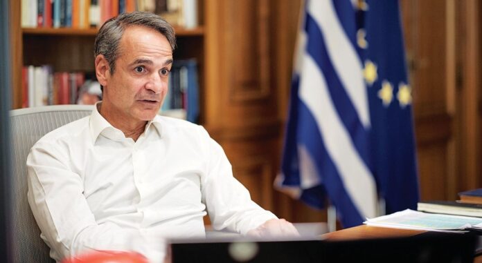 Ο Κυριάκος Μητσοτάκης στο γραφείο του στο Μέγαρο Μαξίμου