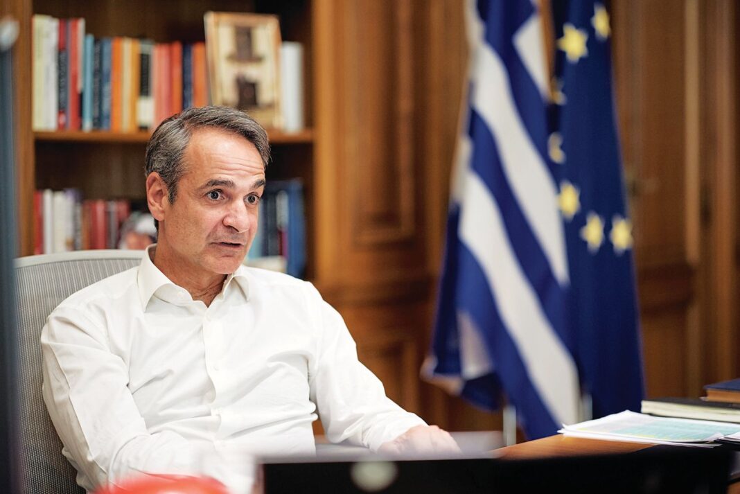 Ο Κυριάκος Μητσοτάκης στο γραφείο του στο Μέγαρο Μαξίμου