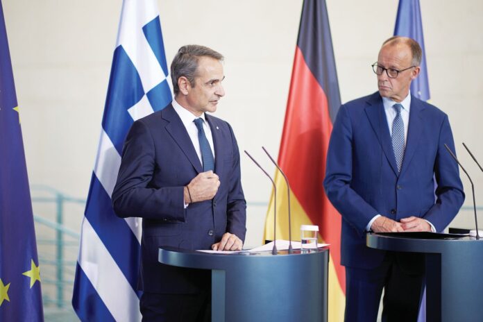 Στιγμιότυπο με τον Κυριάκο Μητσοτάκη και τον Φρίντριχ Μερτς