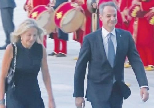 Εθνική ντροπή! Θλιβερή η εικόνα του πρωθυπουργικού ζεύγους που έδειχνε χαρούμενο ενώ παιάνιζε η οθωμανική μπάντα