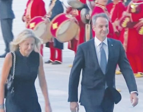 mitsotakis_nato26 Εθνική ντροπή! Θλιβερή η εικόνα του πρωθυπουργικού ζεύγους που έδειχνε χαρούμενο ενώ παιάνιζε η οθωμανική μπάντα