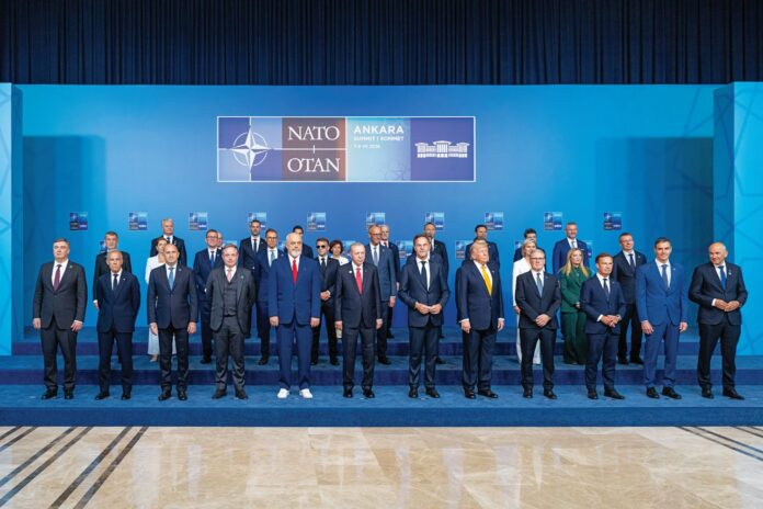 nato26 Η οικογενειακή φωτογραφία των ηγετών του ΝΑΤΟ