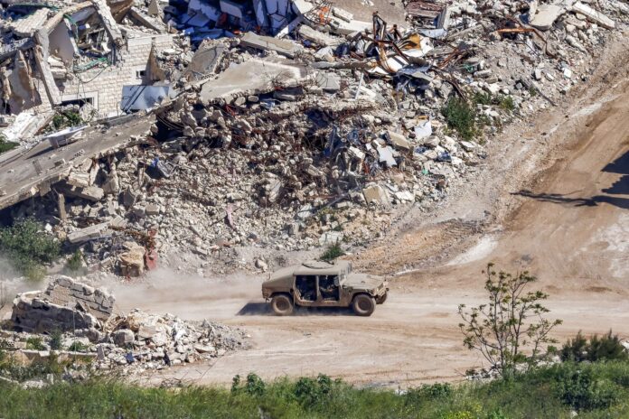 Στρατιωτικό όχημα Hummer κινείται σε χαλάσματα