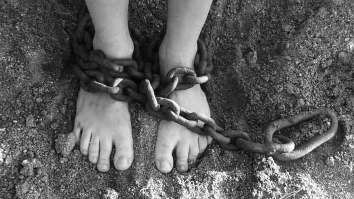 publicdomainpictures-chains-19176 Εικονογράφημα με αλυσοδεμένα πόδια