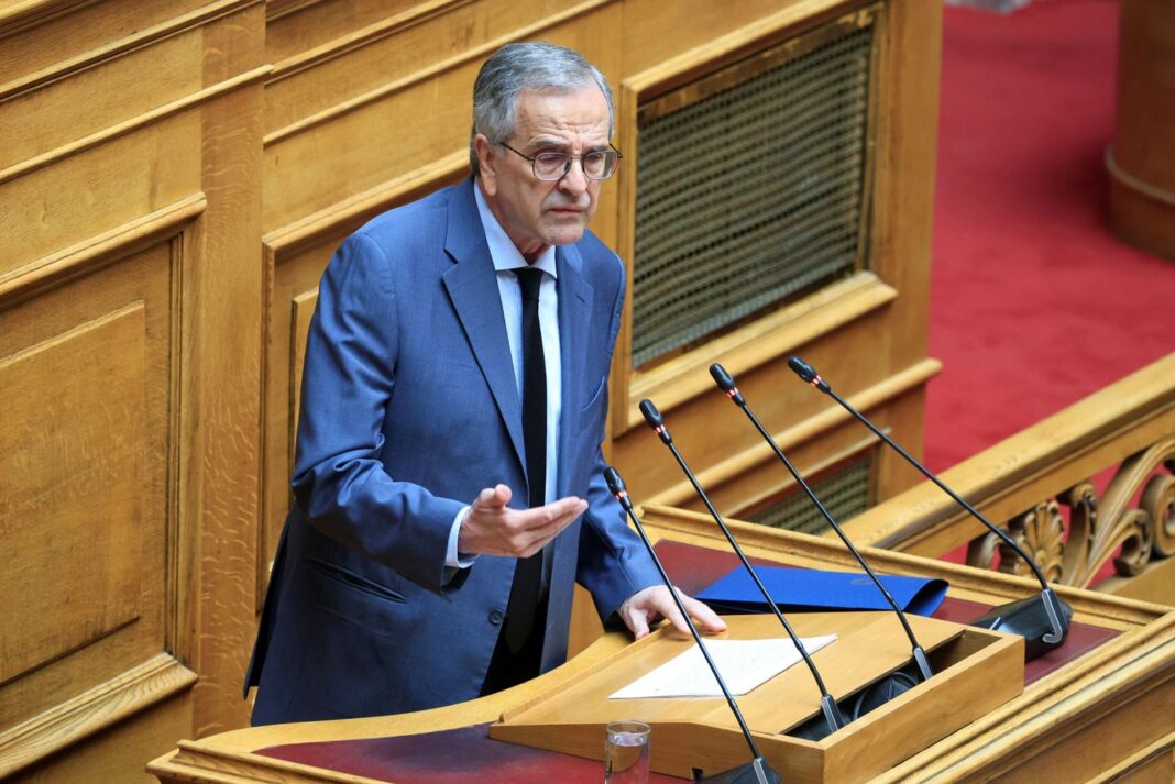 Ο Αντώνης Σαμαράς κατά τη διάρκεια ομιλίας του στη Βουλή