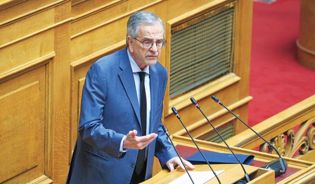 Ο Αντώνης Σαμαράς κατά τη διάρκεια ομιλίας του στη Βουλή