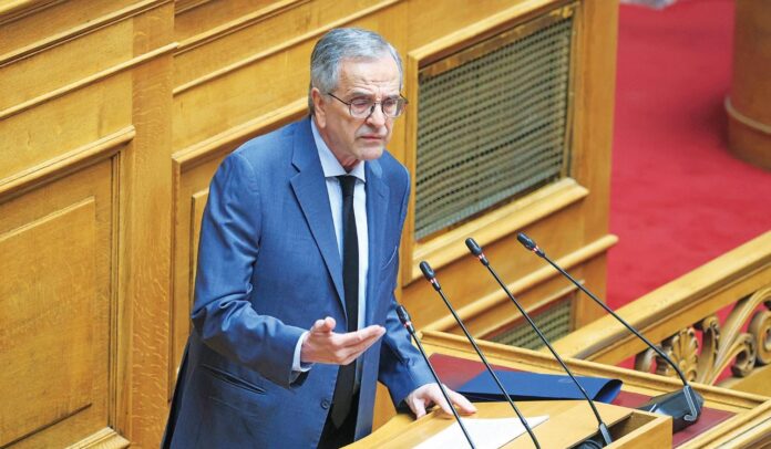 samaras68 Ο Αντώνης Σαμαράς κατά τη διάρκεια ομιλίας του στη Βουλή