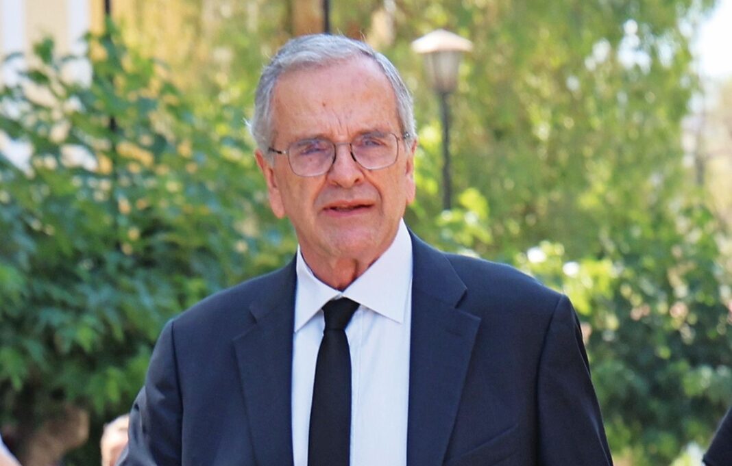 O Αντώνης Σαμαράς περπατάει ανάμεσα σε κόσμο