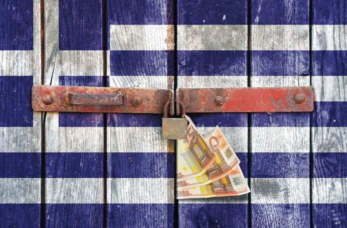 shutterstock_116707417 Βαμμένη πόρτα με λουκέτο στα χρώματα της ελληνικής σημαίας
