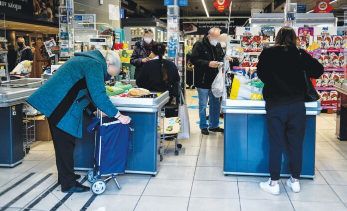 Πελάτες σε σούπερ μάρκετ