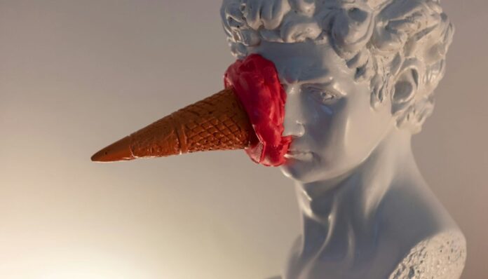 the-blowup-swDEADSet6Y-unsplash Εικονογράφημα με παγωτό πάνω σε προτομή άνδρα