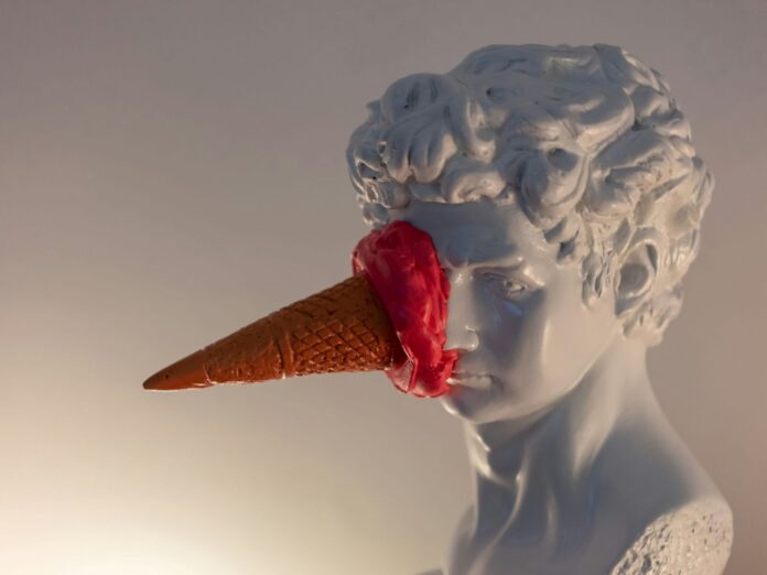 the-blowup-swDEADSet6Y-unsplash Εικονογράφημα με παγωτό πάνω σε προτομή άνδρα