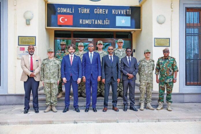 turkey-somalia2 Αξιωματούχοι και στρατιώτες Τουρκίας - Σομαλίας