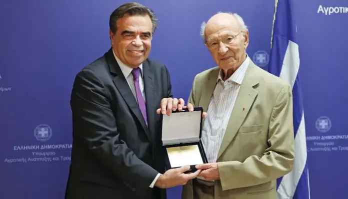 Ο υπουργός Αγροτικής Ανάπτυξης και Τροφίμων Μαργαρίτης Σχοινάς βραβεύει τον αρθρογράφο της εφημερίδας «Ελευθερία» Άγγελο Ζαχαρόπουλο