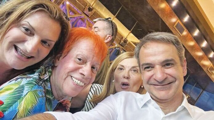 Ο Κυριάκος Μητσοτάκης χαμογελάει σε σέλφι