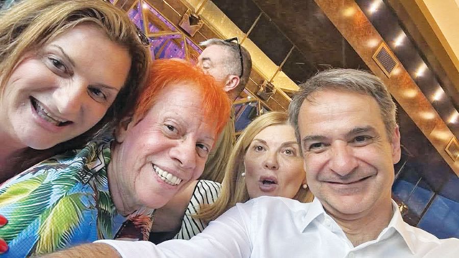 Ο Κυριάκος Μητσοτάκης χαμογελάει σε σέλφι