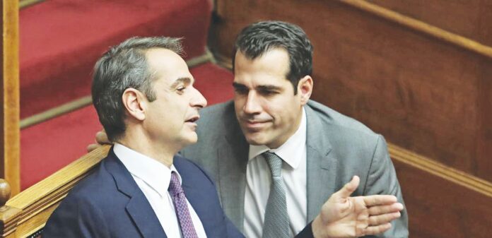 Μητσοτάκης-Πλεύρης Στιγμιότυπο με τον Κυριάκο Μητσοτάκη και τον Θάνο Πλεύρη στη Βουλή